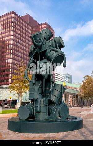 Rotterdam, NL - 6. Okt. 2021: The Cascade ist eine 8 Meter hohe moderne Skulptur von Atelier van Lieshout aus Polyester in Churchillplein, Rotterda Stockfoto