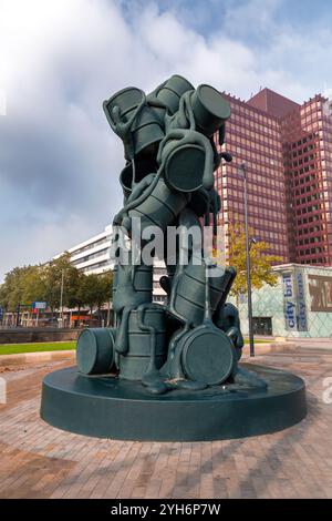 Rotterdam, NL - 6. Okt. 2021: The Cascade ist eine 8 Meter hohe moderne Skulptur von Atelier van Lieshout aus Polyester in Churchillplein, Rotterda Stockfoto