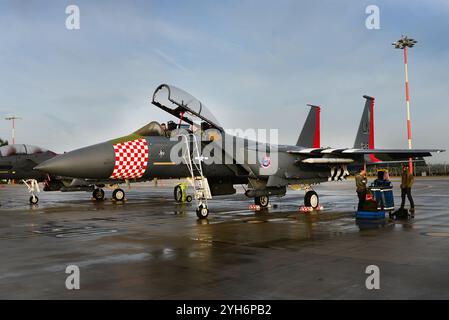 Eine der 492nd Fighter Squadron zugeordnete Flugbesatzung führt eine Vorfluginspektion des historischen F-15E Strike Eagle bei der Royal Air Force Lakenheath, EN, durch Stockfoto