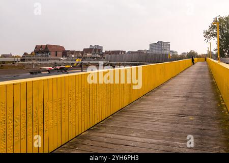 Rotterdam, Niederlande - 10. Oktober 2021: Der Luchsingel ist eine gelb gestrichene Holzfußbrücke in Rotterdam. Stockfoto