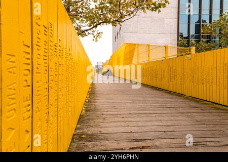 Rotterdam, Niederlande - 10. Oktober 2021: Der Luchsingel ist eine gelb gestrichene Holzfußbrücke in Rotterdam. Stockfoto