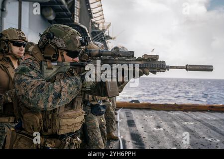 US Marine Corps Sgt. Ryan Harder, ein Truppenführer der Bravo Company, Bataillon Landing Team 1/5, 15. Marine Expeditionary Unit und ein indianer Stockfoto