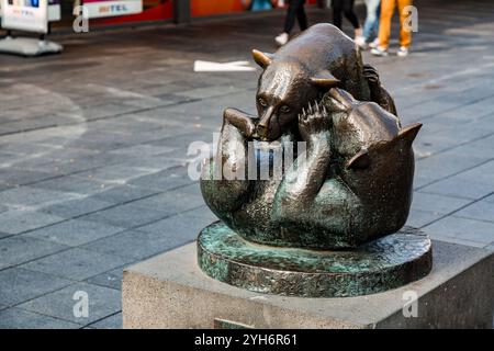 Rotterdam, Niederlande - 10. Oktober 2021: Bären-Skulptur in der Lijnbaan, der wichtigsten Einkaufsstraße Rotterdams. Stockfoto