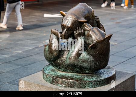 Rotterdam, Niederlande - 10. Oktober 2021: Bären-Skulptur in der Lijnbaan, der wichtigsten Einkaufsstraße Rotterdams. Stockfoto