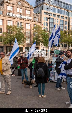 Amsterdam, Niederlande - 10. Oktober 2021: Israelische Bevölkerung protestiert auf dem Dam-Platz von Amsterdam, der Hauptstadt der Niederlande. 750 m entfernt Stockfoto