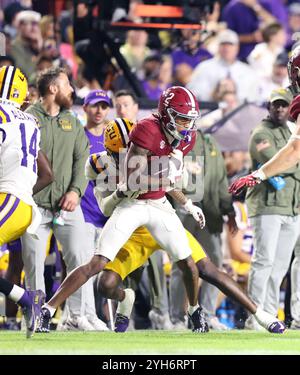 Baton Rouge, Usa. November 2024. Der Alabama Crimson Tide Wide Receiver Ryan Williams (2) wird am Samstag, den 9. November 2024 in Baton Rouge, Louisiana, von einem LSU Tigers Verteidiger angegriffen. (Foto: Peter G. Forest/SIPA USA) Credit: SIPA USA/Alamy Live News Stockfoto