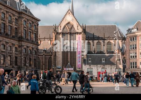 Amsterdam, NL - 10. Okt 2021: Die Nieuwe Kerk ist eine Kirche aus dem 15. Jahrhundert am Damplein, Amsterdam. Das Gebäude wird jetzt als Ausstellung und genutzt Stockfoto