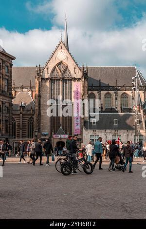 Amsterdam, NL - 10. Okt 2021: Die Nieuwe Kerk ist eine Kirche aus dem 15. Jahrhundert am Damplein, Amsterdam. Das Gebäude wird jetzt als Ausstellung und genutzt Stockfoto