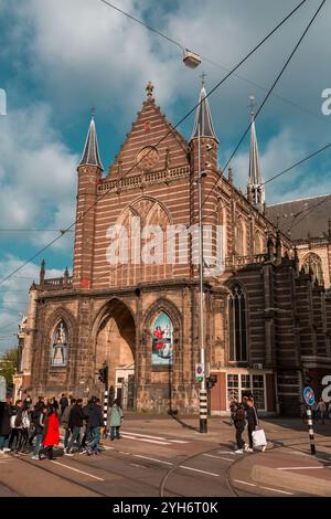 Amsterdam, NL - 10. Okt 2021: Die Nieuwe Kerk ist eine Kirche aus dem 15. Jahrhundert am Damplein, Amsterdam. Das Gebäude wird jetzt als Ausstellung und genutzt Stockfoto