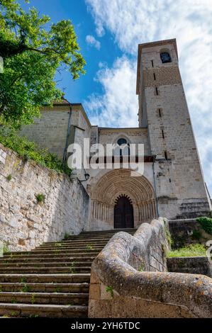 Estella, Spanien – 23. Mai 2024: Die Treppe führt zur Kirche St. Peter von der Straße, dem Dorf Estella in Nordspanien Stockfoto