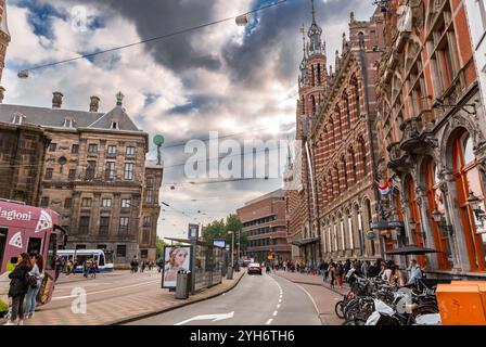 Amsterdam, NL, 10. OKT 2021: Das ehemalige Hauptpostamt von Amsterdam, heute das Einkaufszentrum Magna Plaza, ist ein monumentales Gebäude in Amsterdam, Niederlande Stockfoto