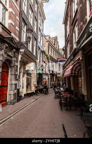 Amsterdam, NL, 10. OKT 2021: Cafés und Restaurants im Freien und Menschen, die Essen und Trinken in den Straßen von Amsterdam, der Hauptstadt der Niederlande, genießen Stockfoto