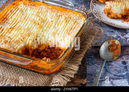 Traditioneller englischer Hirtenkuchen mit gebackenem Kartoffelpüree Stockfoto