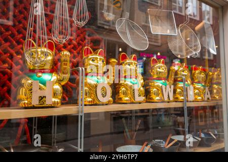 Amsterdam, NL, 10. OKT 2021: Touristische Souvenirs und Souvenirs in einem Souvenirladen in Amsterdam, der Hauptstadt der Niederlande. Stockfoto
