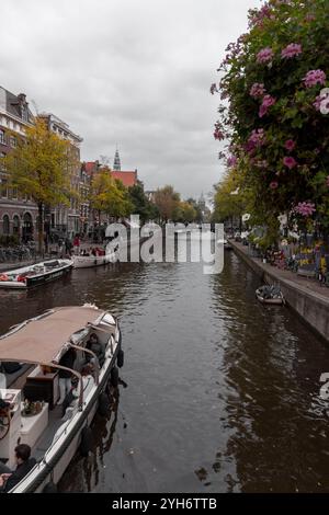 Amsterdam, NL, 10. OKT 2021: Typisch niederländische Gebäude und malerische Kanäle von Amsterdam, der Hauptstadt der Niederlande. Stockfoto