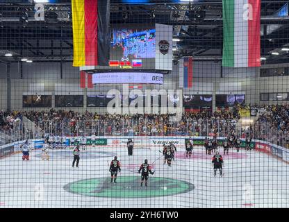 Landshut, Deutschland. November 2024. Beide Mannschaften müssen das Eis wegen Eisproblemen beim Spiel DEUTSCHLAND - SLOWAKEI 2-6 DEB EISHOCKEY DEUTSCHLAND CUP in Landshut verlassen, 9. November 2024, Saison 2024/2025. Fotograf: ddp Images/STAR-Images Credit: ddp Media GmbH/Alamy Live News Stockfoto