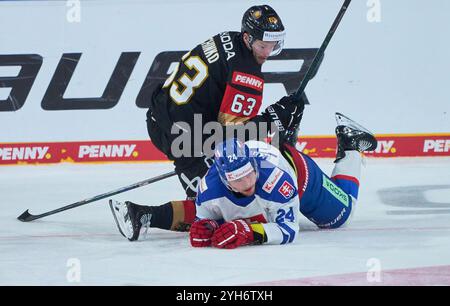 Landshut, Deutschland. November 2024. Luis Schinko Nr. 63 von Deutschland konkurrieren, zweikampf, Kampf um den Puck gegen Marek Korencik, SVK 24 beim Spiel DEUTSCHLAND - SLOWAKEI 2-6 DEB EISHOCKEY DEUTSCHLAND CUP in Landshut, Deutschland, 9. November 2024, Saison 2024/2025. Fotograf: ddp Images/STAR-Images Credit: ddp Media GmbH/Alamy Live News Stockfoto