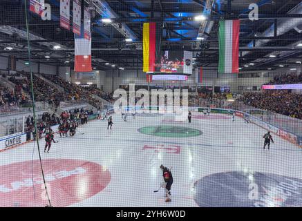 Landshut, Deutschland. November 2024. Beide Mannschaften müssen das Eis wegen Eisproblemen beim Spiel DEUTSCHLAND - SLOWAKEI 2-6 DEB EISHOCKEY DEUTSCHLAND CUP in Landshut verlassen, 9. November 2024, Saison 2024/2025. Fotograf: ddp Images/STAR-Images Credit: ddp Media GmbH/Alamy Live News Stockfoto