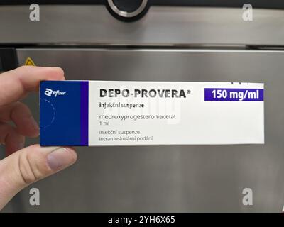 Prag, Tschechische Republik-26. Januar 2025: DEPO-PROVERA Box mit Medikamenten mit MEDROXYPROGESTERON Wirkstoff von PFIZER, zur Verhütung verwendet, bir Stockfoto