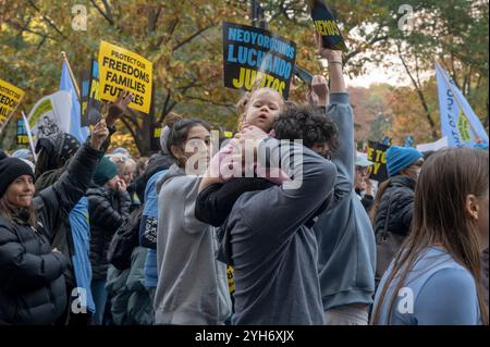 New York, Usa. November 2024. Menschen und ihre Kinder beteiligen sich an einer Demonstration von Einwanderern und Aktivisten und einem marsch gegen die bevorstehende Trump-Regierung und seine Vorschläge für Massendeportationen von Einwanderern ohne Papiere in New York City. Quelle: SOPA Images Limited/Alamy Live News Stockfoto