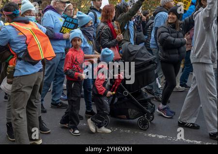 New York, Usa. November 2024. Menschen und ihre Kinder beteiligen sich an einer Demonstration von Einwanderern und Aktivisten und einem marsch gegen die bevorstehende Trump-Regierung und seine Vorschläge für Massendeportationen von Einwanderern ohne Papiere in New York City. Quelle: SOPA Images Limited/Alamy Live News Stockfoto