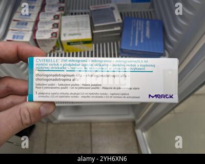 Ovitrelle-Box mit Wirkstoff Choriogonadotropin alfa von Merck Serono, zur Behandlung von Unfruchtbarkeit und zur Auslösung des Ovulationsprozesses Stockfoto