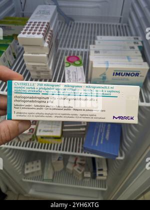 Ovitrelle-Box mit Wirkstoff Choriogonadotropin alfa von Merck Serono, zur Behandlung von Unfruchtbarkeit und zur Auslösung des Ovulationsprozesses Stockfoto