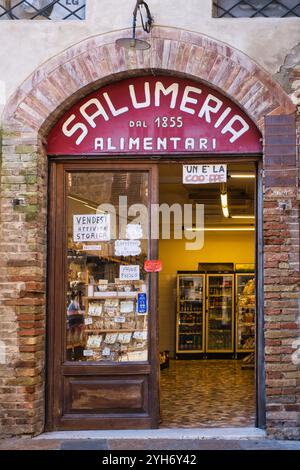 Blick auf einen alten Lebensmittelladen in San Gimignano Stockfoto