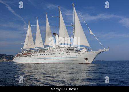 Mittelmeer, Spanien. 9. November 2024: Das fünf-Masten-Kreuzfahrtschiff WINDSURF, eines der größten Segelschiffe der Welt. Der riesige Staysail-Schoner, früher bekannt als CLUB MED 1, segelt in Richtung des spanischen Hafens Cadiz, um das Trockendock der Navantia Werft für die erste Phase umfangreicher Renovierungen (öffentliche Bereiche neu gestaltet, Suiten/Kabinen modernisiert, Dekorationen aktualisiert, neue Atmosphäre) zu betreten. Windstar Cruises hat ein mehrjähriges Projekt zur Neugestaltung und Modernisierung seiner Yachten der Windklasse gestartet: Wind Star, Wind Spirit & Wind Surf (Flaggschiff der Flotte). Quelle: Kevin Izorce/Alamy Live News Stockfoto