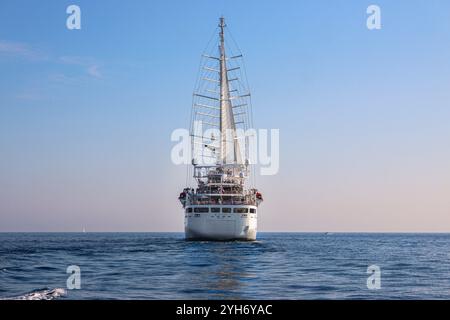 Mittelmeer, Spanien. 9. November 2024: Das fünf-Masten-Kreuzfahrtschiff WINDSURF, eines der größten Segelschiffe der Welt. Der riesige Staysail-Schoner, früher bekannt als CLUB MED 1, segelt in Richtung des spanischen Hafens Cadiz, um das Trockendock der Navantia Werft für die erste Phase umfangreicher Renovierungen (öffentliche Bereiche neu gestaltet, Suiten/Kabinen modernisiert, Dekorationen aktualisiert, neue Atmosphäre) zu betreten. Windstar Cruises hat ein mehrjähriges Projekt zur Neugestaltung und Modernisierung seiner Yachten der Windklasse gestartet: Wind Star, Wind Spirit & Wind Surf (Flaggschiff der Flotte). Quelle: Kevin Izorce/Alamy Live News Stockfoto