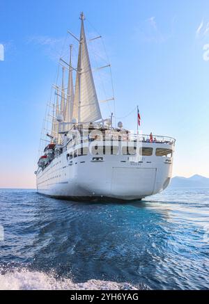 Mittelmeer, Spanien. 9. November 2024: Das fünf-Masten-Kreuzfahrtschiff WINDSURF, eines der größten Segelschiffe der Welt. Der riesige Staysail-Schoner, früher bekannt als CLUB MED 1, segelt in Richtung des spanischen Hafens Cadiz, um das Trockendock der Navantia Werft für die erste Phase umfangreicher Renovierungen (öffentliche Bereiche neu gestaltet, Suiten/Kabinen modernisiert, Dekorationen aktualisiert, neue Atmosphäre) zu betreten. Windstar Cruises hat ein mehrjähriges Projekt zur Neugestaltung und Modernisierung seiner Yachten der Windklasse gestartet: Wind Star, Wind Spirit & Wind Surf (Flaggschiff der Flotte). Quelle: Kevin Izorce/Alamy Live News Stockfoto