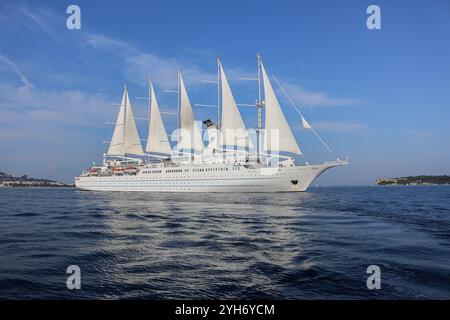 Mittelmeer, Spanien. 9. November 2024: Das fünf-Masten-Kreuzfahrtschiff WINDSURF, eines der größten Segelschiffe der Welt. Der riesige Staysail-Schoner, früher bekannt als CLUB MED 1, segelt in Richtung des spanischen Hafens Cadiz, um das Trockendock der Navantia Werft für die erste Phase umfangreicher Renovierungen (öffentliche Bereiche neu gestaltet, Suiten/Kabinen modernisiert, Dekorationen aktualisiert, neue Atmosphäre) zu betreten. Windstar Cruises hat ein mehrjähriges Projekt zur Neugestaltung und Modernisierung seiner Yachten der Windklasse gestartet: Wind Star, Wind Spirit & Wind Surf (Flaggschiff der Flotte). Quelle: Kevin Izorce/Alamy Live News Stockfoto