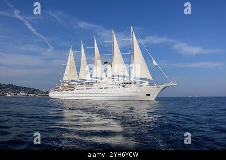 Mittelmeer, Spanien. 9. November 2024: Das fünf-Masten-Kreuzfahrtschiff WINDSURF, eines der größten Segelschiffe der Welt. Der riesige Staysail-Schoner, früher bekannt als CLUB MED 1, segelt in Richtung des spanischen Hafens Cadiz, um das Trockendock der Navantia Werft für die erste Phase umfangreicher Renovierungen (öffentliche Bereiche neu gestaltet, Suiten/Kabinen modernisiert, Dekorationen aktualisiert, neue Atmosphäre) zu betreten. Windstar Cruises hat ein mehrjähriges Projekt zur Neugestaltung und Modernisierung seiner Yachten der Windklasse gestartet: Wind Star, Wind Spirit & Wind Surf (Flaggschiff der Flotte). Quelle: Kevin Izorce/Alamy Live News Stockfoto