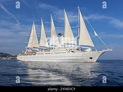 Mittelmeer, Spanien. 9. November 2024: Das fünf-Masten-Kreuzfahrtschiff WINDSURF, eines der größten Segelschiffe der Welt. Der riesige Staysail-Schoner, früher bekannt als CLUB MED 1, segelt in Richtung des spanischen Hafens Cadiz, um das Trockendock der Navantia Werft für die erste Phase umfangreicher Renovierungen (öffentliche Bereiche neu gestaltet, Suiten/Kabinen modernisiert, Dekorationen aktualisiert, neue Atmosphäre) zu betreten. Windstar Cruises hat ein mehrjähriges Projekt zur Neugestaltung und Modernisierung seiner Yachten der Windklasse gestartet: Wind Star, Wind Spirit & Wind Surf (Flaggschiff der Flotte). Quelle: Kevin Izorce/Alamy Live News Stockfoto