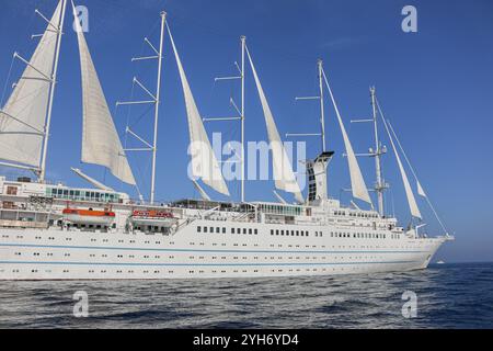 Mittelmeer, Spanien. 9. November 2024: Das fünf-Masten-Kreuzfahrtschiff WINDSURF, eines der größten Segelschiffe der Welt. Der riesige Staysail-Schoner, früher bekannt als CLUB MED 1, segelt in Richtung des spanischen Hafens Cadiz, um das Trockendock der Navantia Werft für die erste Phase umfangreicher Renovierungen (öffentliche Bereiche neu gestaltet, Suiten/Kabinen modernisiert, Dekorationen aktualisiert, neue Atmosphäre) zu betreten. Windstar Cruises hat ein mehrjähriges Projekt zur Neugestaltung und Modernisierung seiner Yachten der Windklasse gestartet: Wind Star, Wind Spirit & Wind Surf (Flaggschiff der Flotte). Quelle: Kevin Izorce/Alamy Live News Stockfoto