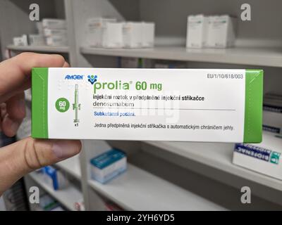 PROLIA-Box mit DENOSUMAB-Wirkstoff von AMGEN, zur Behandlung von Osteoporose und Knochengesundheit. Stockfoto