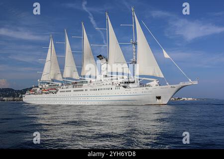 Mittelmeer, Spanien. 9. November 2024: Das fünf-Masten-Kreuzfahrtschiff WINDSURF, eines der größten Segelschiffe der Welt. Der riesige Staysail-Schoner, früher bekannt als CLUB MED 1, segelt in Richtung des spanischen Hafens Cadiz, um das Trockendock der Navantia Werft für die erste Phase umfangreicher Renovierungen (öffentliche Bereiche neu gestaltet, Suiten/Kabinen modernisiert, Dekorationen aktualisiert, neue Atmosphäre) zu betreten. Windstar Cruises hat ein mehrjähriges Projekt zur Neugestaltung und Modernisierung seiner Yachten der Windklasse gestartet: Wind Star, Wind Spirit & Wind Surf (Flaggschiff der Flotte). Quelle: Kevin Izorce/Alamy Live News Stockfoto