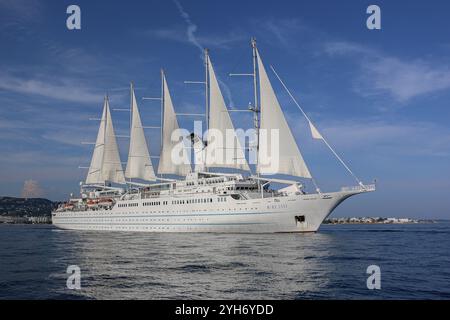 Mittelmeer, Spanien. 9. November 2024: Das fünf-Masten-Kreuzfahrtschiff WINDSURF, eines der größten Segelschiffe der Welt. Der riesige Staysail-Schoner, früher bekannt als CLUB MED 1, segelt in Richtung des spanischen Hafens Cadiz, um das Trockendock der Navantia Werft für die erste Phase umfangreicher Renovierungen (öffentliche Bereiche neu gestaltet, Suiten/Kabinen modernisiert, Dekorationen aktualisiert, neue Atmosphäre) zu betreten. Windstar Cruises hat ein mehrjähriges Projekt zur Neugestaltung und Modernisierung seiner Yachten der Windklasse gestartet: Wind Star, Wind Spirit & Wind Surf (Flaggschiff der Flotte). Quelle: Kevin Izorce/Alamy Live News Stockfoto