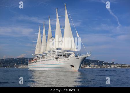 Mittelmeer, Spanien. 9. November 2024: Das fünf-Masten-Kreuzfahrtschiff WINDSURF, eines der größten Segelschiffe der Welt. Der riesige Staysail-Schoner, früher bekannt als CLUB MED 1, segelt in Richtung des spanischen Hafens Cadiz, um das Trockendock der Navantia Werft für die erste Phase umfangreicher Renovierungen (öffentliche Bereiche neu gestaltet, Suiten/Kabinen modernisiert, Dekorationen aktualisiert, neue Atmosphäre) zu betreten. Windstar Cruises hat ein mehrjähriges Projekt zur Neugestaltung und Modernisierung seiner Yachten der Windklasse gestartet: Wind Star, Wind Spirit & Wind Surf (Flaggschiff der Flotte). Quelle: Kevin Izorce/Alamy Live News Stockfoto