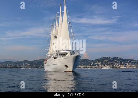 Mittelmeer, Spanien. 9. November 2024: Das fünf-Masten-Kreuzfahrtschiff WINDSURF, eines der größten Segelschiffe der Welt. Der riesige Staysail-Schoner, früher bekannt als CLUB MED 1, segelt in Richtung des spanischen Hafens Cadiz, um das Trockendock der Navantia Werft für die erste Phase umfangreicher Renovierungen (öffentliche Bereiche neu gestaltet, Suiten/Kabinen modernisiert, Dekorationen aktualisiert, neue Atmosphäre) zu betreten. Windstar Cruises hat ein mehrjähriges Projekt zur Neugestaltung und Modernisierung seiner Yachten der Windklasse gestartet: Wind Star, Wind Spirit & Wind Surf (Flaggschiff der Flotte). Quelle: Kevin Izorce/Alamy Live News Stockfoto