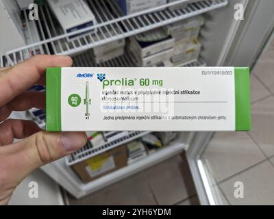 PROLIA-Box mit DENOSUMAB-Wirkstoff von AMGEN, zur Behandlung von Osteoporose und Knochengesundheit. Stockfoto