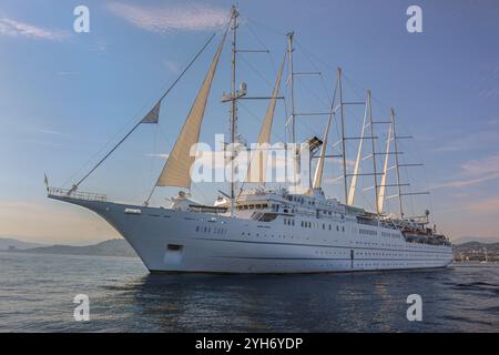 Mittelmeer, Spanien. 9. November 2024: Das fünf-Masten-Kreuzfahrtschiff WINDSURF, eines der größten Segelschiffe der Welt. Der riesige Staysail-Schoner, früher bekannt als CLUB MED 1, segelt in Richtung des spanischen Hafens Cadiz, um das Trockendock der Navantia Werft für die erste Phase umfangreicher Renovierungen (öffentliche Bereiche neu gestaltet, Suiten/Kabinen modernisiert, Dekorationen aktualisiert, neue Atmosphäre) zu betreten. Windstar Cruises hat ein mehrjähriges Projekt zur Neugestaltung und Modernisierung seiner Yachten der Windklasse gestartet: Wind Star, Wind Spirit & Wind Surf (Flaggschiff der Flotte). Quelle: Kevin Izorce/Alamy Live News Stockfoto