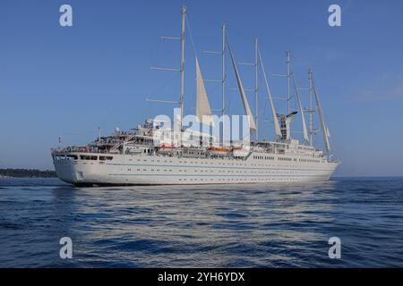 Mittelmeer, Spanien. 9. November 2024: Das fünf-Masten-Kreuzfahrtschiff WINDSURF, eines der größten Segelschiffe der Welt. Der riesige Staysail-Schoner, früher bekannt als CLUB MED 1, segelt in Richtung des spanischen Hafens Cadiz, um das Trockendock der Navantia Werft für die erste Phase umfangreicher Renovierungen (öffentliche Bereiche neu gestaltet, Suiten/Kabinen modernisiert, Dekorationen aktualisiert, neue Atmosphäre) zu betreten. Windstar Cruises hat ein mehrjähriges Projekt zur Neugestaltung und Modernisierung seiner Yachten der Windklasse gestartet: Wind Star, Wind Spirit & Wind Surf (Flaggschiff der Flotte). Quelle: Kevin Izorce/Alamy Live News Stockfoto