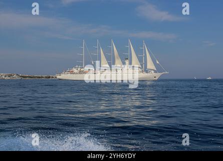 Mittelmeer, Spanien. 9. November 2024: Das fünf-Masten-Kreuzfahrtschiff WINDSURF, eines der größten Segelschiffe der Welt. Der riesige Staysail-Schoner, früher bekannt als CLUB MED 1, segelt in Richtung des spanischen Hafens Cadiz, um das Trockendock der Navantia Werft für die erste Phase umfangreicher Renovierungen (öffentliche Bereiche neu gestaltet, Suiten/Kabinen modernisiert, Dekorationen aktualisiert, neue Atmosphäre) zu betreten. Windstar Cruises hat ein mehrjähriges Projekt zur Neugestaltung und Modernisierung seiner Yachten der Windklasse gestartet: Wind Star, Wind Spirit & Wind Surf (Flaggschiff der Flotte). Quelle: Kevin Izorce/Alamy Live News Stockfoto