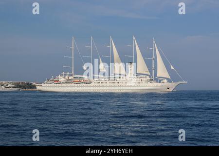Mittelmeer, Spanien. 9. November 2024: Das fünf-Masten-Kreuzfahrtschiff WINDSURF, eines der größten Segelschiffe der Welt. Der riesige Staysail-Schoner, früher bekannt als CLUB MED 1, segelt in Richtung des spanischen Hafens Cadiz, um das Trockendock der Navantia Werft für die erste Phase umfangreicher Renovierungen (öffentliche Bereiche neu gestaltet, Suiten/Kabinen modernisiert, Dekorationen aktualisiert, neue Atmosphäre) zu betreten. Windstar Cruises hat ein mehrjähriges Projekt zur Neugestaltung und Modernisierung seiner Yachten der Windklasse gestartet: Wind Star, Wind Spirit & Wind Surf (Flaggschiff der Flotte). Quelle: Kevin Izorce/Alamy Live News Stockfoto