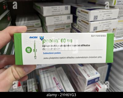 PROLIA-Box mit DENOSUMAB-Wirkstoff von AMGEN, zur Behandlung von Osteoporose und Knochengesundheit. Stockfoto