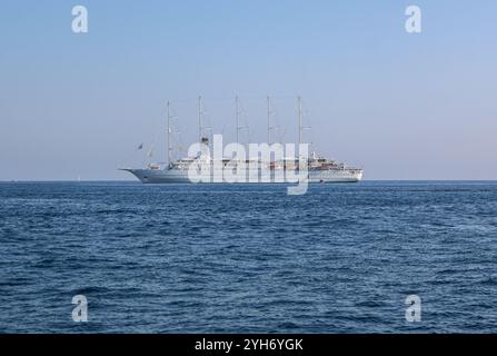 Mittelmeer, Spanien. 9. November 2024: Das fünf-Masten-Kreuzfahrtschiff WINDSURF, eines der größten Segelschiffe der Welt. Der riesige Staysail-Schoner, früher bekannt als CLUB MED 1, segelt in Richtung des spanischen Hafens Cadiz, um das Trockendock der Navantia Werft für die erste Phase umfangreicher Renovierungen (öffentliche Bereiche neu gestaltet, Suiten/Kabinen modernisiert, Dekorationen aktualisiert, neue Atmosphäre) zu betreten. Windstar Cruises hat ein mehrjähriges Projekt zur Neugestaltung und Modernisierung seiner Yachten der Windklasse gestartet: Wind Star, Wind Spirit & Wind Surf (Flaggschiff der Flotte). Quelle: Kevin Izorce/Alamy Live News Stockfoto