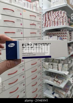 Prag, Tschechische Republik-26. Januar 2025: DEPO-PROVERA Box mit Medikamenten mit MEDROXYPROGESTERON Wirkstoff von PFIZER, zur Verhütung verwendet, bir Stockfoto