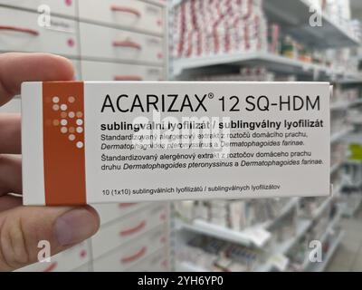 ACARIZAX von ALK-ABELLO, das HAUSSTAUBMILBENALLERGEN enthält, ist eine verschreibungspflichtige Immuntherapietablette zur Behandlung von allergischer Rhinitis und allergischem Asthm Stockfoto