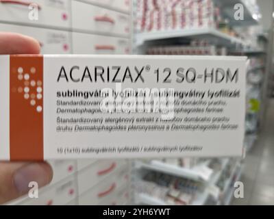 ACARIZAX von ALK-ABELLO, das HAUSSTAUBMILBENALLERGEN enthält, ist eine verschreibungspflichtige Immuntherapietablette zur Behandlung von allergischer Rhinitis und allergischem Asthm Stockfoto